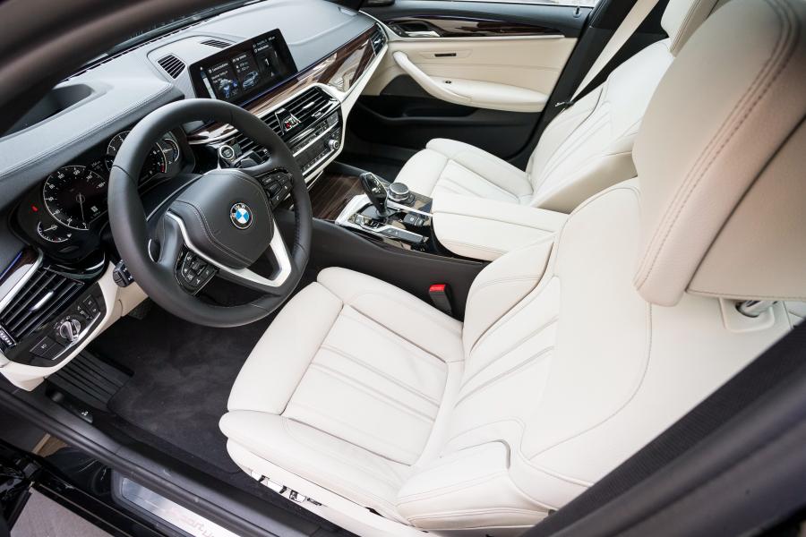 Интерьер BMW 530i Sedan Sport Line 2017 года  (NA) (фото 3 из 10)